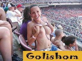 Девушки показывают сиськи на людях