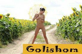 Голышом на подсолнуховом поле