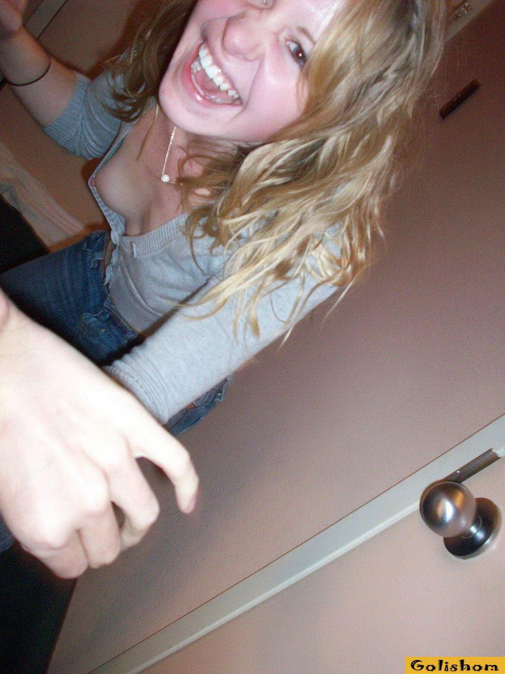 Пикантные засветы с девушками Пикантные засветы с девушками