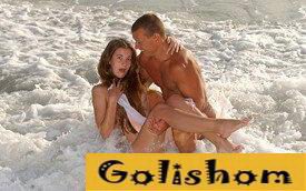 Пара семейных нудистов на отдыхе