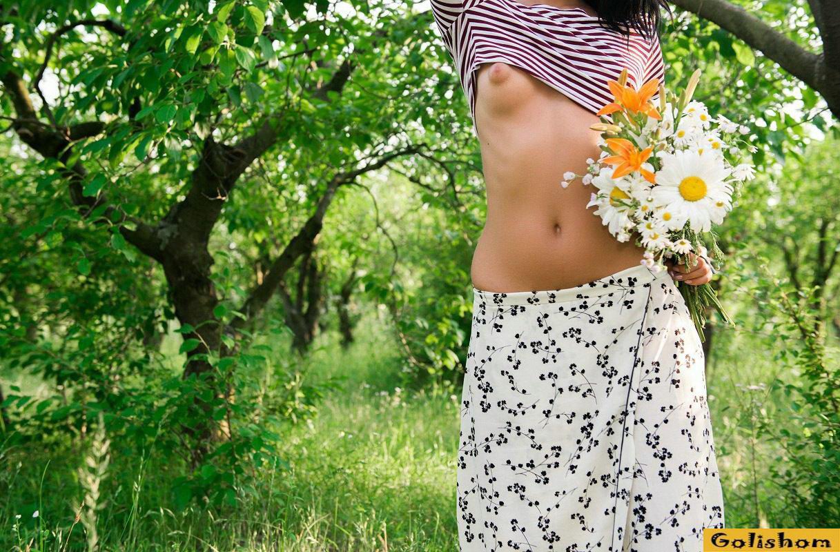 Милая девушка с пухлыми сосками Милая девушка с пухлыми сосками