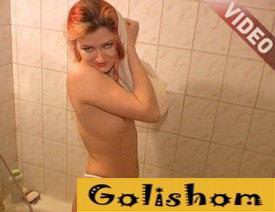 Телочка в ванной играет с писей - видео