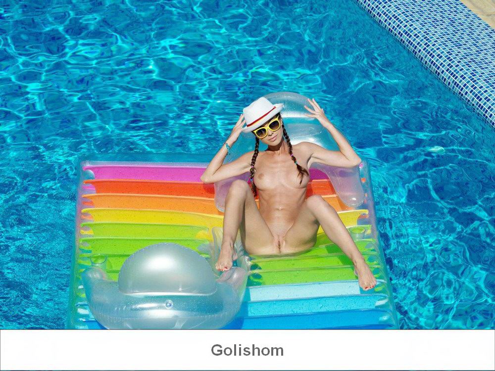 Эротика в бассейне с клевой няшкой Эротика в бассейне с клевой няшкой