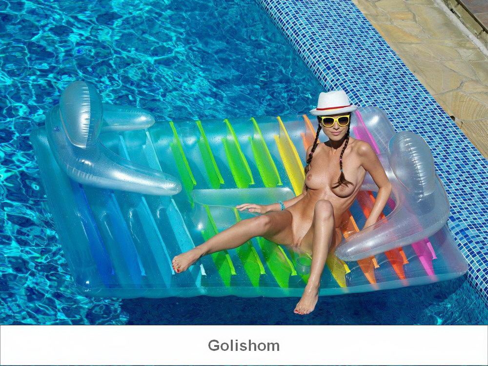 Эротика в бассейне с клевой няшкой Эротика в бассейне с клевой няшкой