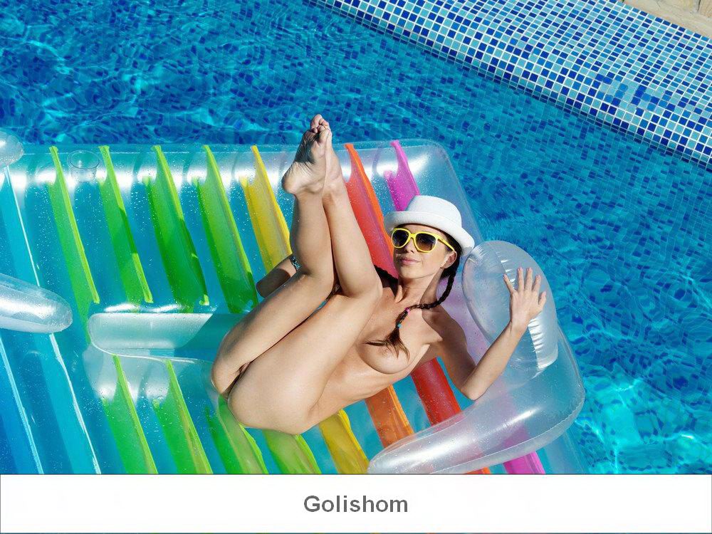 Эротика в бассейне с клевой няшкой Эротика в бассейне с клевой няшкой