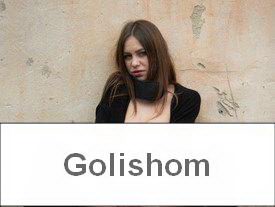 Голая в плаще