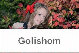 Голая девушка-нудистка в осеннем лесу