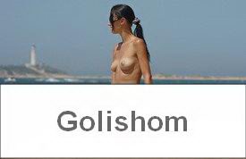 Семейная парочка нудистов на итальянском курорте