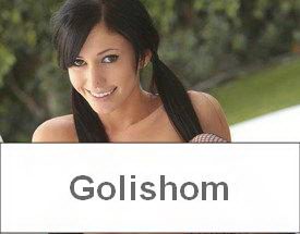 Брюнетка в чулках присела на корточки