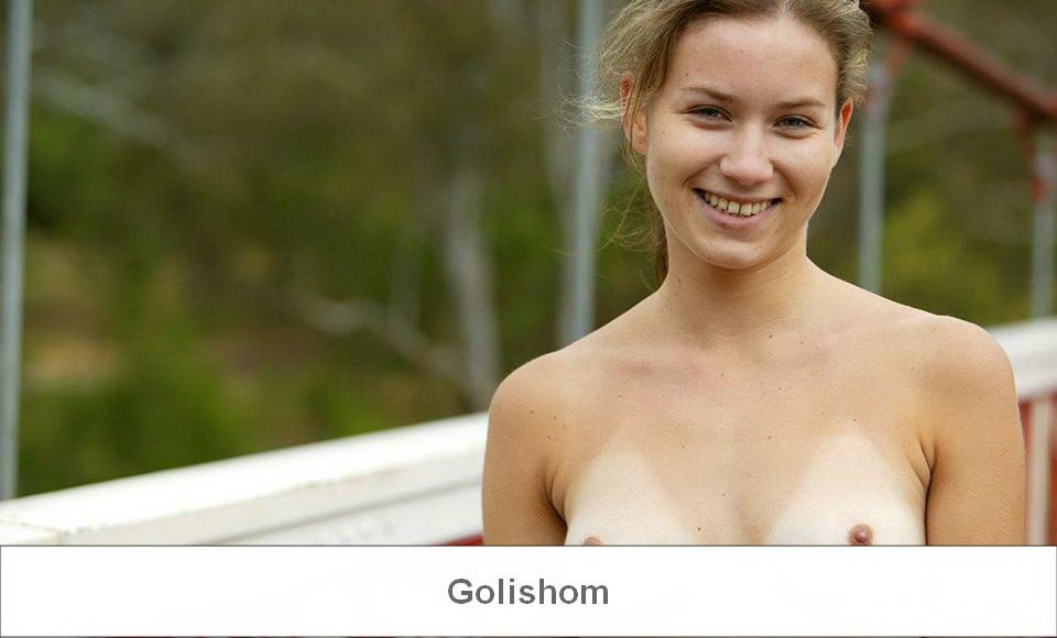 Голая красотка позирует на мосту Голая красотка позирует на мосту