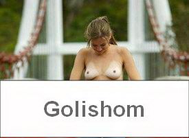 Голая красотка позирует на мосту