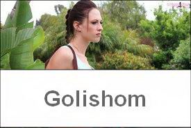 Голая телка с огромными сиськами и оружием