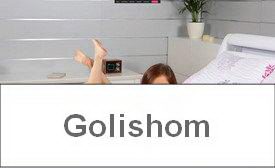 Молодая особа ласкает письку на кровати