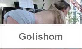 Демонстрирует огромные сиськи перед камерой видео