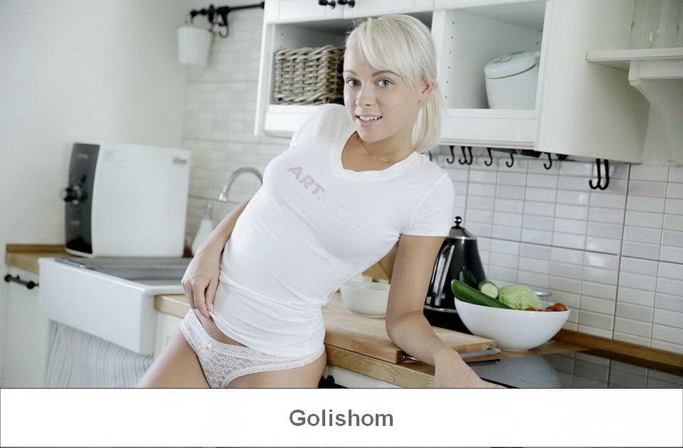 Раскрутил телку на стриптиз прям на кухне Раскрутил телку на стриптиз прям на кухне