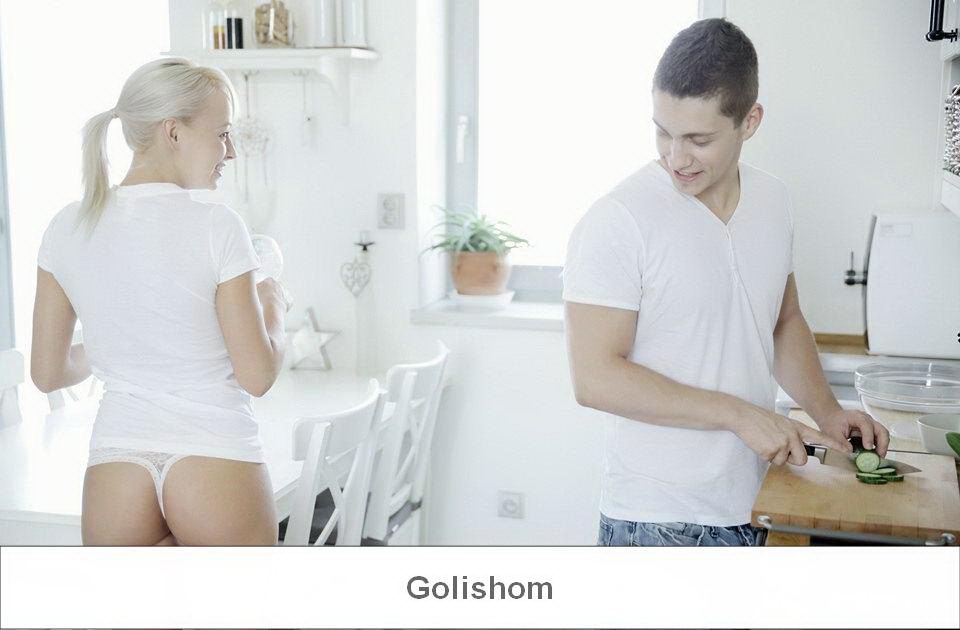 Раскрутил телку на стриптиз прям на кухне Раскрутил телку на стриптиз прям на кухне