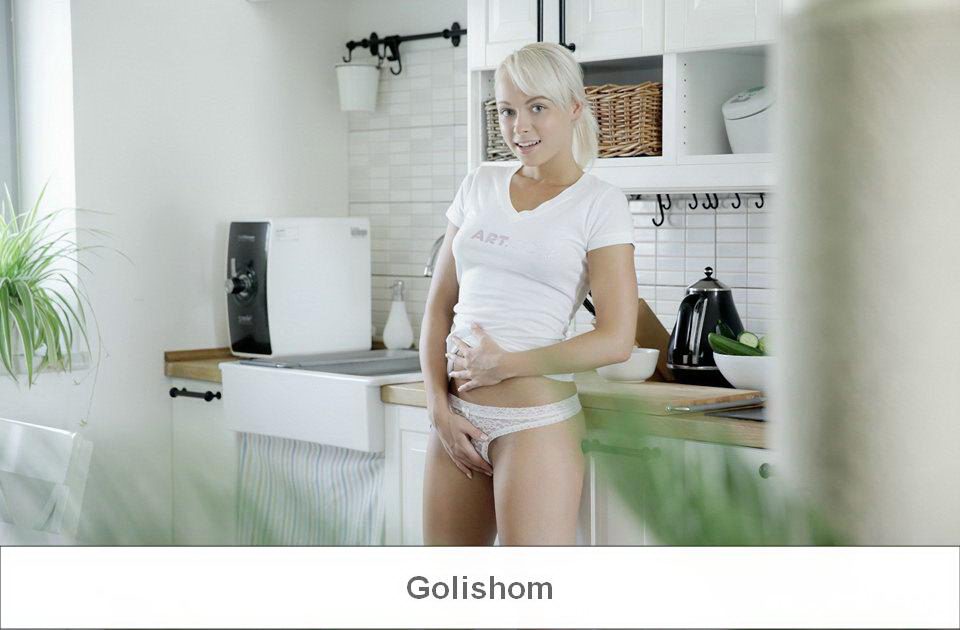 Раскрутил телку на стриптиз прям на кухне Раскрутил телку на стриптиз прям на кухне