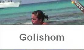 Нудистка с огромными дойками купается в море видео