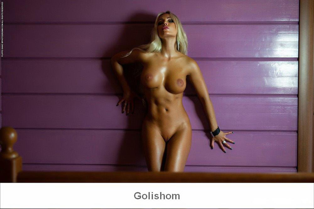 Загорелая телочка с шикарной фигурой Загорелая телочка с шикарной фигурой