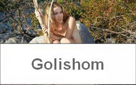 Красивая нудистка в горах