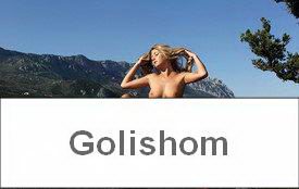 Небритая писька нудистки в горах