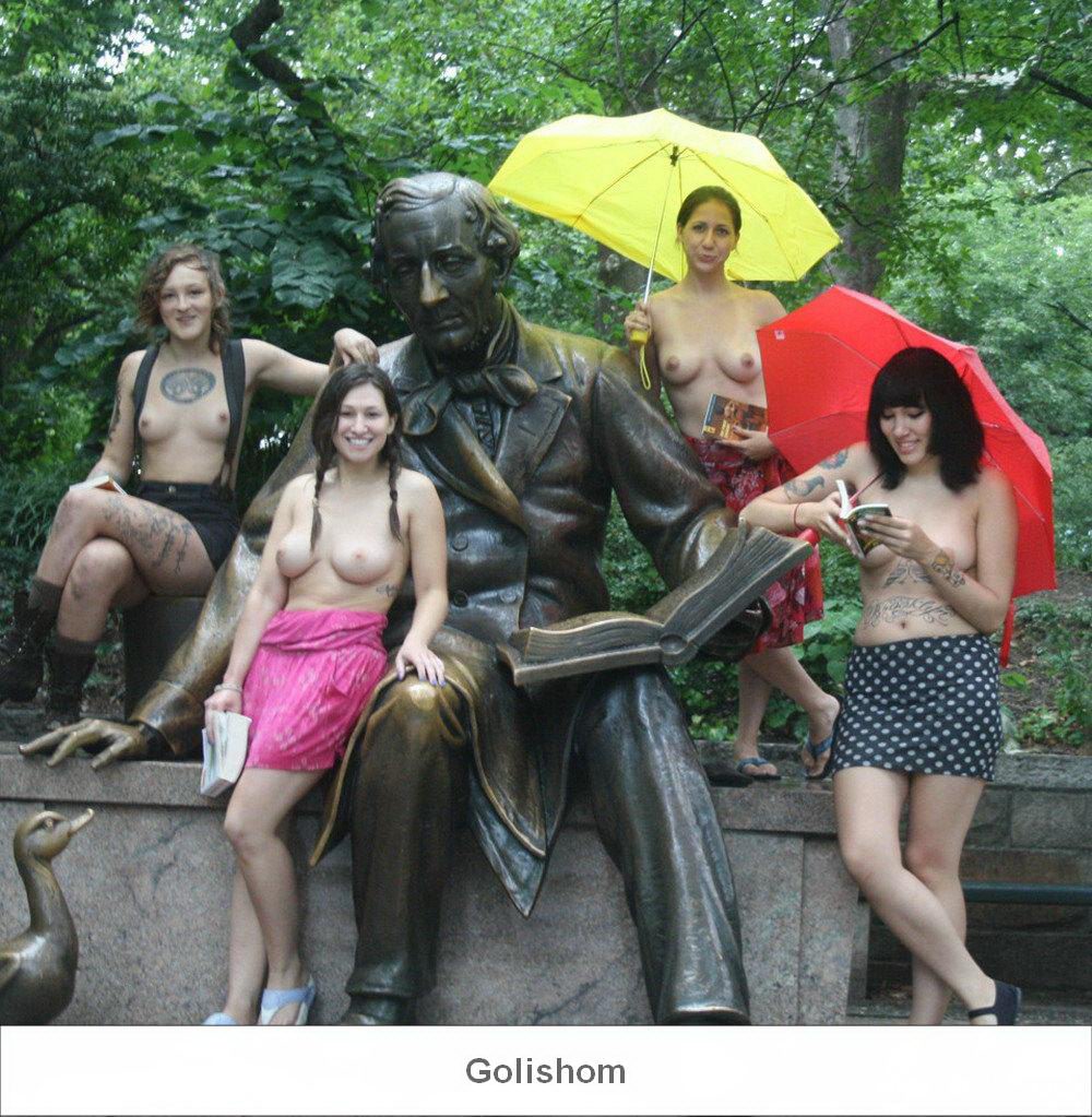 Девушки засветили свои сиськи Девушки засветили свои сиськи