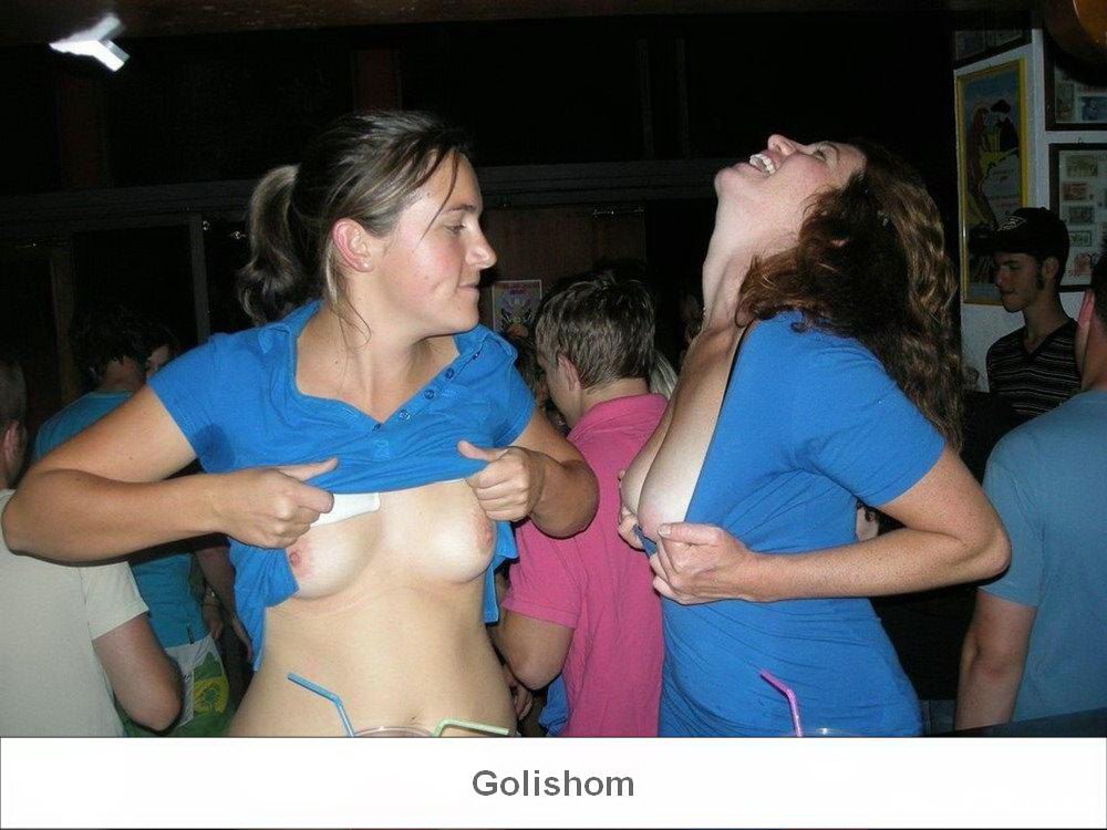 Девушки засветили свои сиськи Девушки засветили свои сиськи