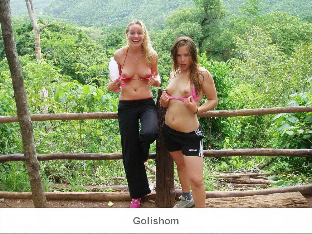 Девушки засветили свои сиськи Девушки засветили свои сиськи