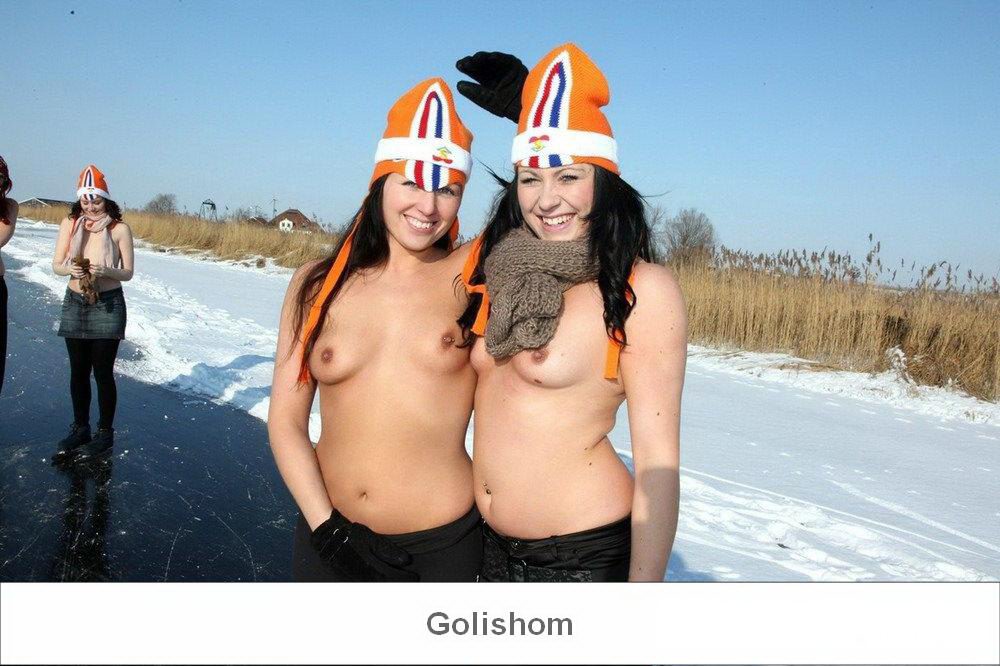 Девушки засветили свои сиськи Девушки засветили свои сиськи