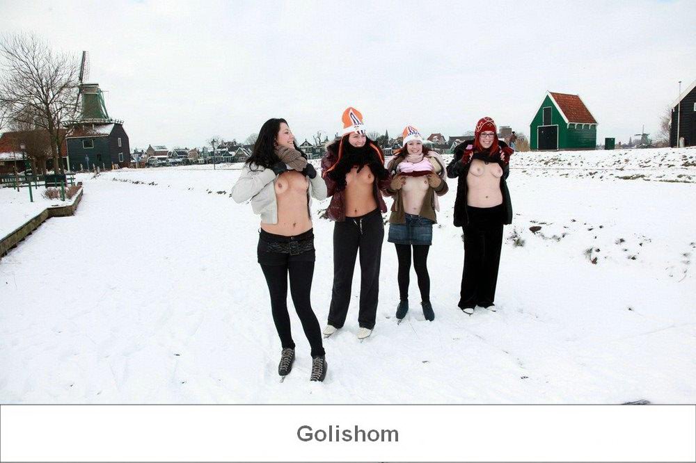 Девушки засветили свои сиськи Девушки засветили свои сиськи