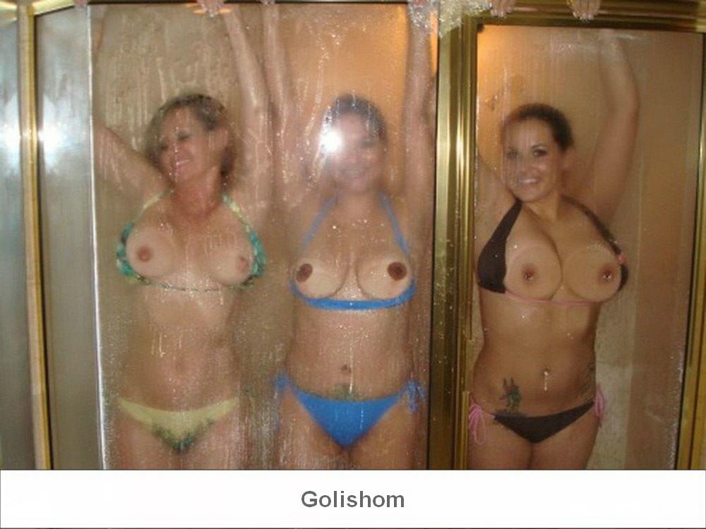 Девушки засветили свои сиськи Девушки засветили свои сиськи