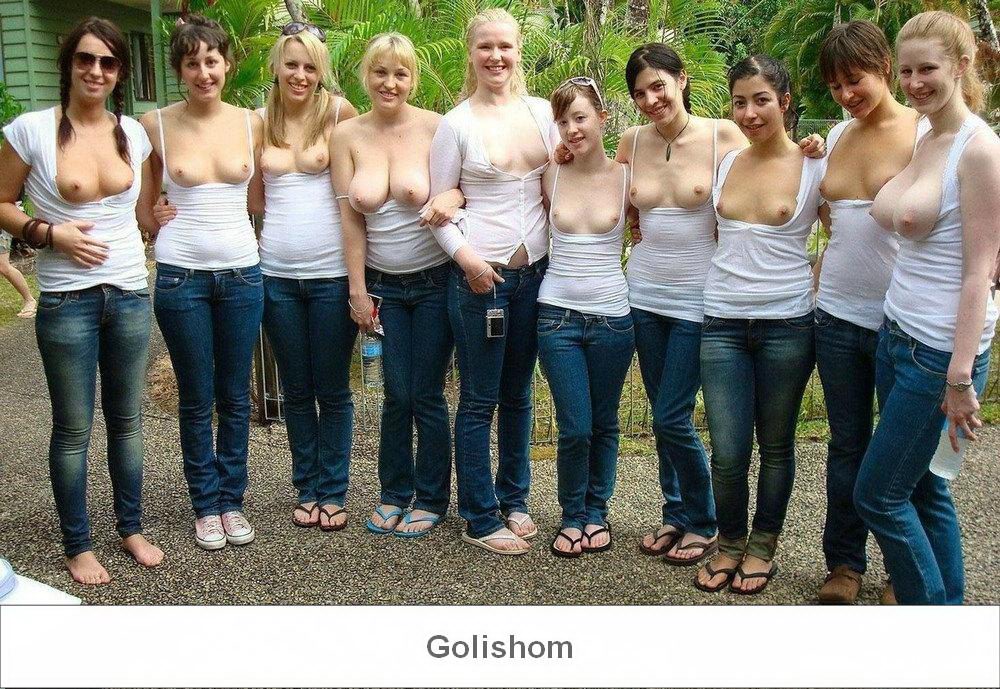 Девушки засветили свои сиськи Девушки засветили свои сиськи