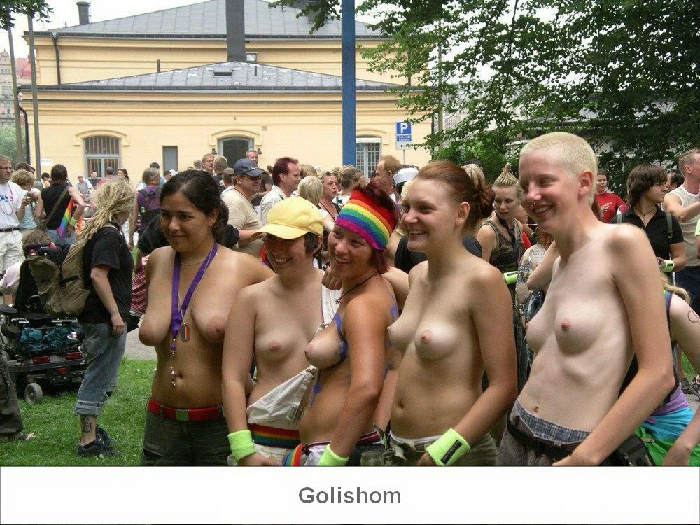 Девушки засветили свои сиськи Девушки засветили свои сиськи