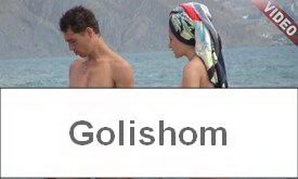 Красивая семейная парочка нудистов на пляже - видео