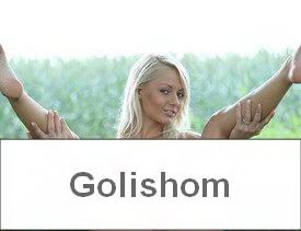 Блондинка нудистка на природе