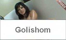 Красивая голая красотка в душе моет писю видео