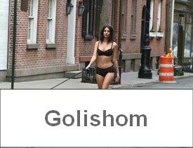 Модель Эмили Ратаковски прогулялась в нижнем белье с собачкой