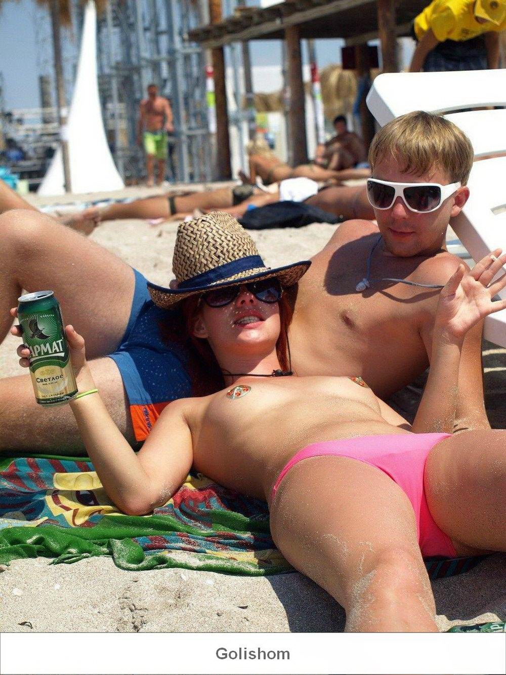 Нудисты на пляже голышом Нудисты на пляже голышом