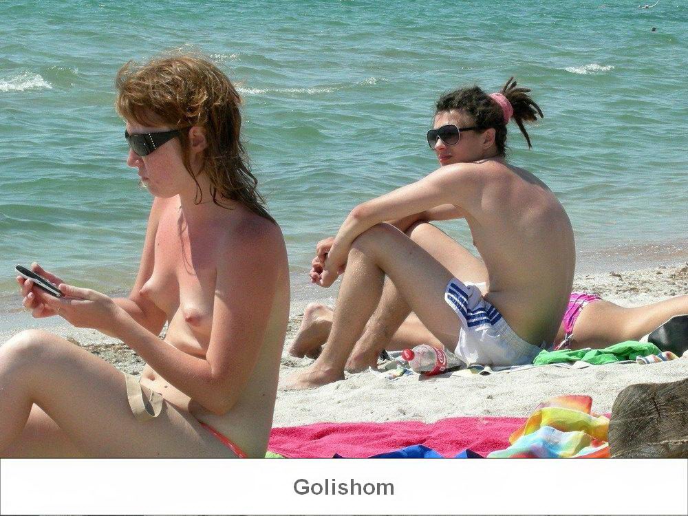 Нудисты на пляже голышом Нудисты на пляже голышом