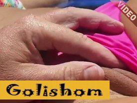 Трогает красивую письку своей девушки - видео