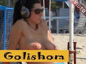 Нудистка с красивыми сиськами загорает топлес видео