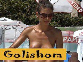 Шикарная самочка голышом на пляже - видео