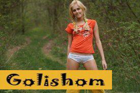 Нудистка Саша на лесной тропинке