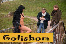 Очень смачная брюнетка, разделась перед прохожими