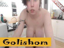 Из присланного. Домашняя нудистка смотрит наш сайт - видео