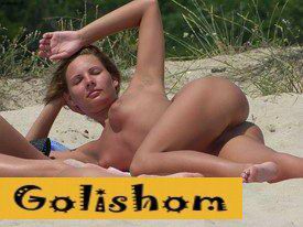 Две нудистки пришли на пляж и разделись