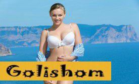 Экстремальная нудистка на берегу обрыва встает на руки