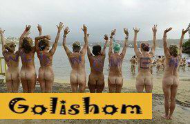 Нудисты-пловцы на пляже в Сиднее