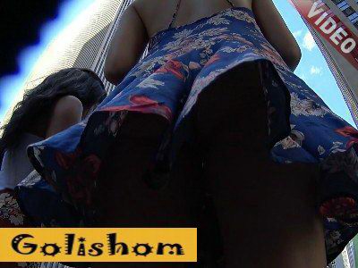 В Нью-Йорке без трусов под юбкой - видео