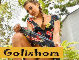 Красотка без трусиков под платьем на улице города